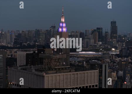 Eine wunderschöne Aufnahme des NTT Docomo Yoyogi Gebäudes in Tokio, Japan Stockfoto