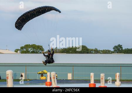 Personal Sgt. Logan Maples vom US Army Fallschirmteam springt am 6. September 2022 in Sturtevant, Wisconsin, in einer Wettkampfrunde. Ahornbäume traten vom 3. Bis 6. September bei den 2022 USPA Canopy Piloting Nationals an. Stockfoto