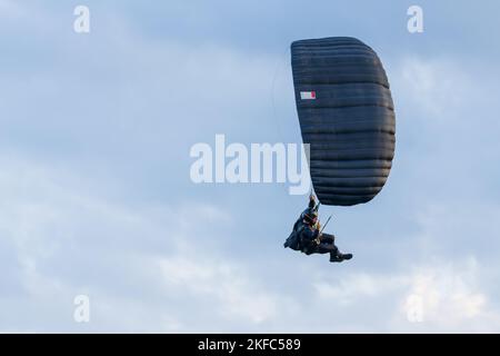 Personal Sgt. Logan Maples vom US Army Fallschirmteam springt am 6. September 2022 in Sturtevant, Wisconsin, in einer Wettkampfrunde. Ahornbäume traten vom 3. Bis 6. September bei den 2022 USPA Canopy Piloting Nationals an. Stockfoto