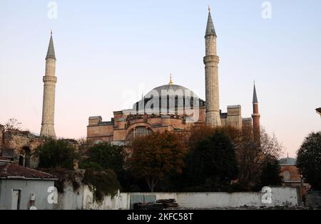 Die Hagia Sophia befindet sich in Istanbul und wurde im 6. Jahrhundert erbaut. Sie wurde 1453 in eine Moschee umgewandelt. Stockfoto