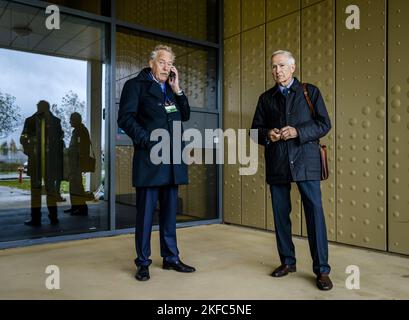 Vorstandsmitglieder von Stichting Vliegramp MH17 und auch die nächsten Angehörigen Piet Ploeg (L) und Anton Kotte im Justizkomplex Schiphol in Badhoevedorp, Niederlande, am 17. November 2022, vor dem Urteil im umfassenden Strafverfahren über den Abschuss von Flug MH17. Vier Männer werden wegen der Beteiligung an der Katastrophe, bei der alle Insassen getötet wurden, angeklagt. ANP REMKO DE WAAL niederlande Out - belgien Out Stockfoto