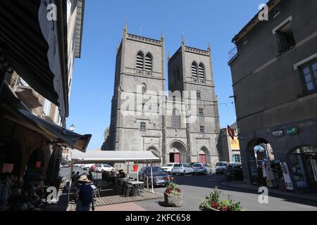 Saint Flour Kathedrale,Basaltstein,Gotik,Stil,Kathedrale Saint Pierre de Saint Fleur,at,at,Saint-Flour, St Flour,Saint Flour,attraktiv,mittelalterlich,Dorf,ist eine,Gemeinschaft, im, Kantal, Departement, im, Auvergne, Region, Auvergne-Rhône-Alpes, Frankreich, in, Südmittelfrankreich, Rund 100 km südlich von Clermont-Ferrand. In der Nähe,A75,frei,Autoroute, Frankreich,Frankreich,Europa,Europa, ist die Stadt in zwei verschiedene Teile unterteilt - eine obere Stadt auf einer Felsklippe über dem Fluss und eine untere Stadt. Herrliche Kathedrale, die stolz auf 892m m (die höchste in Europa) im Herzen der Altstadt liegt. Stockfoto