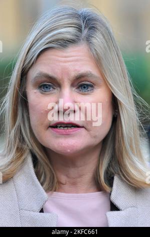 London, Großbritannien, 17. November 2022 Justine Greening ex MP für Putney. Justine Greening war von Juli 2016 bis Januar 2018 Staatssekretärin für Bildung und Ministerin für Frauen und Qualitäten. Am 5. Mai 2005 wurde sie zum konservativen Abgeordneten für Putney, Roehampton und Southfields gewählt. Politiker vor dem Parlament nehmen als Premierminister an der Fragestunde des Premierministers Teil. Kredit: JOHNNY ARMSTEAD/Alamy Live Nachrichten Stockfoto