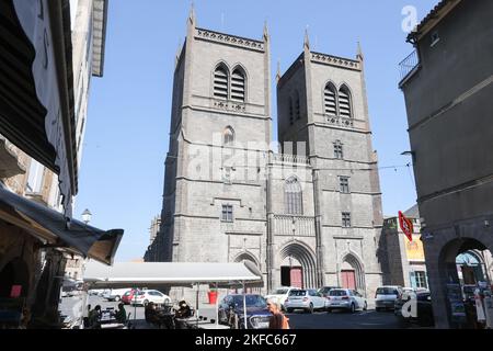 Saint Flour Kathedrale,Basaltstein,Gotik,Stil,Kathedrale Saint Pierre de Saint Fleur,at,at,Saint-Flour, St Flour,Saint Flour,attraktiv,mittelalterlich,Dorf,ist eine,Gemeinschaft, im, Kantal, Departement, im, Auvergne, Region, Auvergne-Rhône-Alpes, Frankreich, in, Südmittelfrankreich, Rund 100 km südlich von Clermont-Ferrand. In der Nähe,A75,frei,Autoroute, Frankreich,Frankreich,Europa,Europa, ist die Stadt in zwei verschiedene Teile unterteilt - eine obere Stadt auf einer Felsklippe über dem Fluss und eine untere Stadt. Herrliche Kathedrale, die stolz auf 892m m (die höchste in Europa) im Herzen der Altstadt liegt. Stockfoto