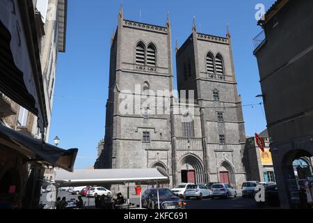 Saint Flour Kathedrale,Basaltstein,Gotik,Stil,Kathedrale Saint Pierre de Saint Fleur,at,at,Saint-Flour, St Flour,Saint Flour,attraktiv,mittelalterlich,Dorf,ist eine,Gemeinschaft, im, Kantal, Departement, im, Auvergne, Region, Auvergne-Rhône-Alpes, Frankreich, in, Südmittelfrankreich, Rund 100 km südlich von Clermont-Ferrand. In der Nähe,A75,frei,Autoroute, Frankreich,Frankreich,Europa,Europa, ist die Stadt in zwei verschiedene Teile unterteilt - eine obere Stadt auf einer Felsklippe über dem Fluss und eine untere Stadt. Herrliche Kathedrale, die stolz auf 892m m (die höchste in Europa) im Herzen der Altstadt liegt. Stockfoto