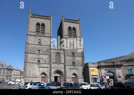 Saint Flour Kathedrale,Basaltstein,Gotik,Stil,Kathedrale Saint Pierre de Saint Fleur,at,at,Saint-Flour, St Flour,Saint Flour,attraktiv,mittelalterlich,Dorf,ist eine,Gemeinschaft, im, Kantal, Departement, im, Auvergne, Region, Auvergne-Rhône-Alpes, Frankreich, in, Südmittelfrankreich, Rund 100 km südlich von Clermont-Ferrand. In der Nähe,A75,frei,Autoroute, Frankreich,Frankreich,Europa,Europa, ist die Stadt in zwei verschiedene Teile unterteilt - eine obere Stadt auf einer Felsklippe über dem Fluss und eine untere Stadt. Herrliche Kathedrale, die stolz auf 892m m (die höchste in Europa) im Herzen der Altstadt liegt. Stockfoto