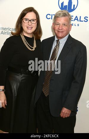 Beth Shapiro und John Shapiro nehmen am 17. November 2022 am jährlichen Power Lunch von Citymeals on Wheels 35. im Plaza Hotel in New York, New York, USA, Teil. Robin Platzer/ Twin Images/ Credit: SIPA USA/Alamy Live News Stockfoto