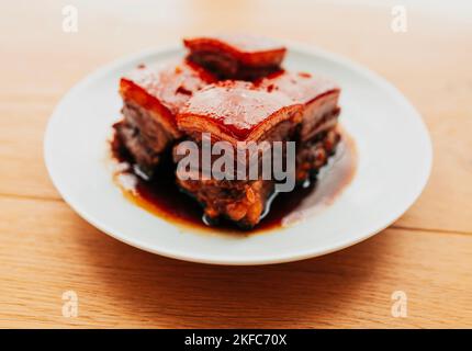 Dongpo-Schweinefleisch, auch als Dongpo-Fleisch bekannt. Es ist ein Hangzhou Gericht, das durch Braten in der Pfanne und dann rot kochen Schweinebauch gemacht wird. Stockfoto