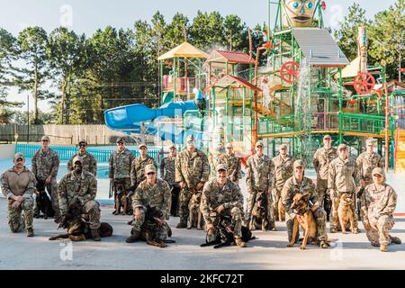 Militärische Arbeitshundeeinheiten der 820. Base Defense Group und der 23d Security Forces Squadron posieren für ein Foto im Wild Adventures Theme Park, Georgia, 6. September 2022. Die 820 BDG und 23 SFS K9 Einheiten unterrichteten die militärischen Arbeitshunde in den Bereichen Wasseraufbereitung, Wasserpatrouille, Tiefwassergewinnung, Wasserhindernisse, Bissarbeit im Wasser und amphibische taktische Bekämpfung Unfallversicherung. Stockfoto