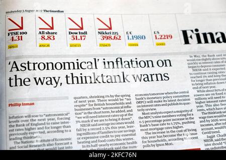 „Astronomische“ Inflation auf dem Weg, warnt thinkTank“, Zeitung Guardian, heaadline britischer Finanzartikel, der am 4.. August 2022 in London in Großbritannien veröffentlicht wurde Stockfoto
