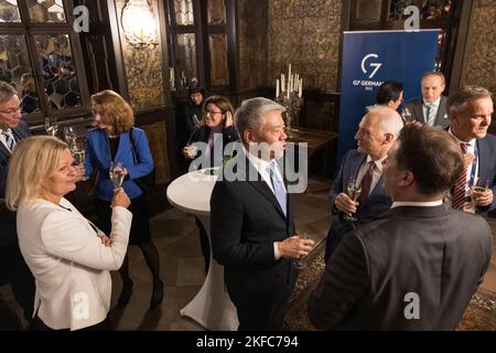 Oestrich Winkel, Deutschland. 17.. November 2022. Minister aus den G7 Ländern, darunter Nancy Faeser (l.), Bundesministerin für Inneres und innere Sicherheit, und John K. Tien (m), stellvertretender US-Minister für innere Sicherheit, im Lederzimmer auf Schloss Vollrads. Auf dem Treffen G7 tauschen sich die Innenminister über die gemeinsamen Werte von Demokratie, Rechtsstaatlichkeit und Menschenrechten sowie sozialer Gerechtigkeit, Gleichheit und integrativer Digitalisierung aus. Quelle: Hannes P. Albert/dpa/Alamy Live News Stockfoto