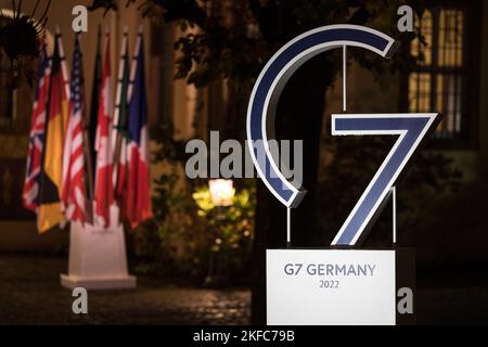 Oestrich Winkel, Deutschland. 17.. November 2022. G7 Logo mit Fahnen im Hintergrund auf Schloss Vollrads. Auf dem Treffen G7 tauschen sich die Innenminister über die gemeinsamen Werte von Demokratie, Rechtsstaatlichkeit und Menschenrechten sowie sozialer Gerechtigkeit, Gleichheit und integrativer Digitalisierung aus. Quelle: Hannes P. Albert/dpa/Alamy Live News Stockfoto