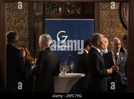 Oestrich Winkel, Deutschland. 17.. November 2022. Blick auf den Lederraum auf Schloss Vollrads mit G7 Pressewänden im Hintergrund. Auf dem Treffen G7 tauschen sich die Innenminister über die gemeinsamen Werte von Demokratie, Rechtsstaatlichkeit und Menschenrechten sowie sozialer Gerechtigkeit, Gleichheit und integrativer Digitalisierung aus. Quelle: Hannes P. Albert/dpa/Alamy Live News Stockfoto