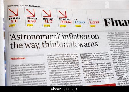"Astronomische" Inflation auf dem Weg, warnt thinkTank" Guardian Zeitung heaadline Business Artikel Clipping am 4.. August 2022 London Großbritannien Stockfoto