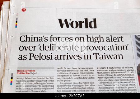 „Chinas Kräfte sind wegen „eliberischer Provokation“ hoch alarmiert, als Pelosi in Taiwan eintrifft“, titelt die Zeitung Guardian am 3. August 2022 London UK Stockfoto