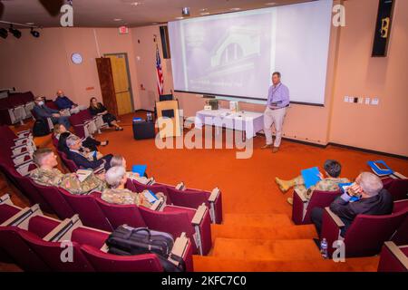 Dr. Kirk Johnson, Direktorin des smithsonian National Museum of Natural History, rechts, begrüßte Key Leaders im Auditorium des Museum Support Center (MSC). September 6. 2022. (Foto der US-Armee von Tyra Breaux/veröffentlicht) Stockfoto