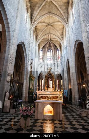 Saint Flour Kathedrale,Basaltstein,Gotik,Stil,Kathedrale Saint Pierre de Saint Fleur,at,at,Saint-Flour, St Flour,Saint Flour,attraktiv,mittelalterlich,Dorf,ist eine,Gemeinschaft, im, Kantal, Departement, im, Auvergne, Region, Auvergne-Rhône-Alpes, Frankreich, in, Südmittelfrankreich, Rund 100 km südlich von Clermont-Ferrand. In der Nähe,A75,frei,Autoroute, Frankreich,Frankreich,Europa,Europa, ist die Stadt in zwei verschiedene Teile unterteilt - eine obere Stadt auf einer Felsklippe über dem Fluss und eine untere Stadt. Herrliche Kathedrale, die stolz auf 892m m (die höchste in Europa) im Herzen der Altstadt liegt. Stockfoto