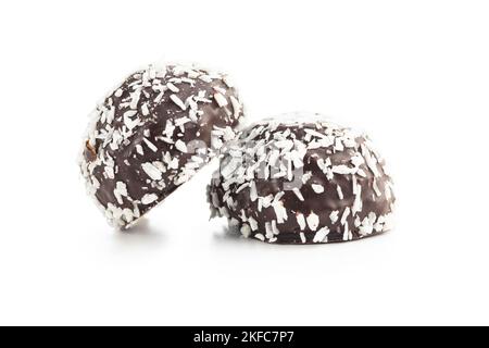 Kokosnussschokoladenkugeln isoliert auf dem weißen Hintergrund. Stockfoto