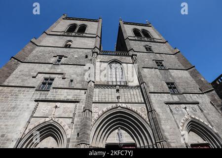 Saint Flour Kathedrale,Basaltstein,Gotik,Stil,Kathedrale Saint Pierre de Saint Fleur,at,at,Saint-Flour, St Flour,Saint Flour,attraktiv,mittelalterlich,Dorf,ist eine,Gemeinschaft, im, Kantal, Departement, im, Auvergne, Region, Auvergne-Rhône-Alpes, Frankreich, in, Südmittelfrankreich, Rund 100 km südlich von Clermont-Ferrand. In der Nähe,A75,frei,Autoroute, Frankreich,Frankreich,Europa,Europa, ist die Stadt in zwei verschiedene Teile unterteilt - eine obere Stadt auf einer Felsklippe über dem Fluss und eine untere Stadt. Herrliche Kathedrale, die stolz auf 892m m (die höchste in Europa) im Herzen der Altstadt liegt. Stockfoto