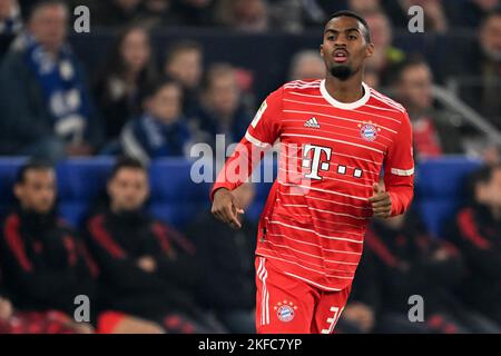 GELSENKIRCHEN - Ryan Gravenberch vom FC Bayern München beim Bundesliga-Spiel zwischen FC Schalke 04 und FC Bayern MŸnchen in der Veltins-Arena am 12. November 2022 in Gelsenkirchen. AP | Niederländische Höhe | GERRIT VON KÖLN Stockfoto