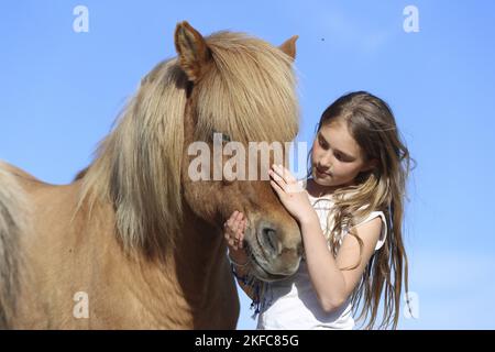 Mädchen mit Islandpferd Stockfoto