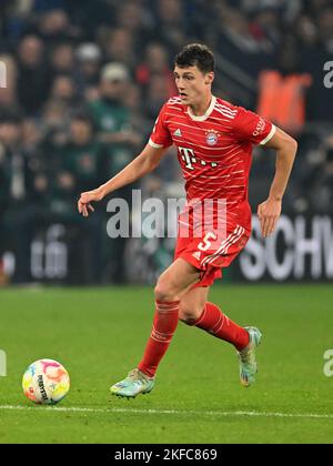 GELSENKIRCHEN - Benjamin Pavard vom FC Bayern München beim Bundesligaspiel zwischen FC Schalke 04 und FC Bayern MŸnchen in der Veltins-Arena am 12. November 2022 in Gelsenkirchen. AP | Niederländische Höhe | GERRIT VON KÖLN Stockfoto