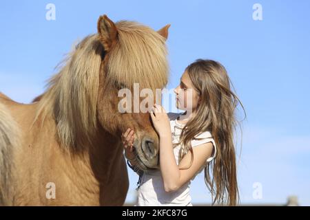 Mädchen mit Islandpferd Stockfoto