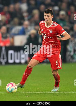 GELSENKIRCHEN - Benjamin Pavard vom FC Bayern München beim Bundesligaspiel zwischen FC Schalke 04 und FC Bayern MŸnchen in der Veltins-Arena am 12. November 2022 in Gelsenkirchen. AP | Niederländische Höhe | GERRIT VON KÖLN Stockfoto