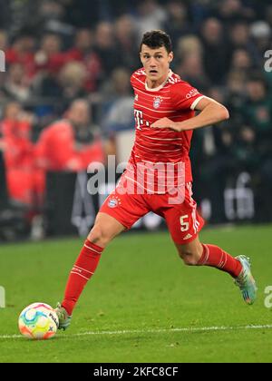 GELSENKIRCHEN - Benjamin Pavard vom FC Bayern München beim Bundesligaspiel zwischen FC Schalke 04 und FC Bayern MŸnchen in der Veltins-Arena am 12. November 2022 in Gelsenkirchen. AP | Niederländische Höhe | GERRIT VON KÖLN Stockfoto