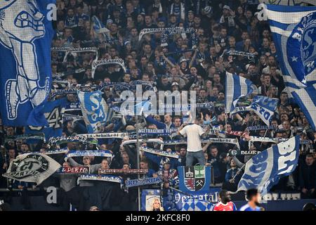 GELSENKIRCHEN - Schalke 04 Fans beim Bundesliga-Spiel zwischen FC Schalke 04 und FC Bayern MŸnchen in der Veltins-Arena am 12. November 2022 in Gelsenkirchen, Deutschland. AP | Niederländische Höhe | GERRIT VON KÖLN Stockfoto