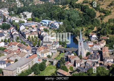 At,at,Saint-Flour, St Flour,Saint Flour,attraktiv,mittelalterlich,Dorf,ist eine,Gemeinde, im, Kantal, Departement, in, Auvergne, Region, Auvergne-Rhône-Alpes, Frankreich, in, Südmittelfrankreich, Rund 100 km südlich von Clermont-Ferrand. Nahe,A75,frei,Autoroute, Frankreich, Frankreich, Europa, Europa, die Stadt ist in zwei verschiedene Teile unterteilt - eine obere Stadt, die auf einer felsigen Klippe über dem Fluss liegt, und eine untere Stadt. Der Blick auf Saint-Flour von unten ist bemerkenswert, mit den Klippen, die als natürliche Verteidigung für das ursprüngliche mittelalterliche Dorf dienen. Mit Eglise Sainte Christine, St. Christine Kirche. Stockfoto