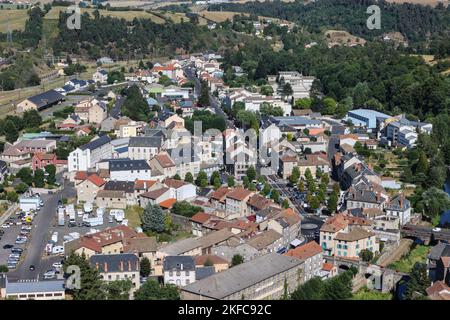 At,at,Saint-Flour, St Flour,Saint Flour,attraktiv,mittelalterlich,Dorf,ist eine,Gemeinde, im, Kantal, Departement, in, Auvergne, Region, Auvergne-Rhône-Alpes, Frankreich, in, Südmittelfrankreich, Rund 100 km südlich von Clermont-Ferrand. Nahe,A75,frei,Autoroute, Frankreich, Frankreich, Europa, Europa, die Stadt ist in zwei verschiedene Teile unterteilt - eine obere Stadt, die auf einer felsigen Klippe über dem Fluss liegt, und eine untere Stadt. Der Blick auf Saint-Flour von unten ist bemerkenswert, mit den Klippen, die als natürliche Verteidigung für das ursprüngliche mittelalterliche Dorf dienen. Stockfoto