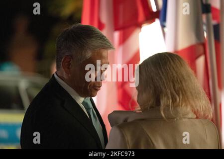 Oestrich Winkel, Deutschland. 17.. November 2022. Nancy Faeser, Bundesministerin für Inneres und Inneres (r), begrüßt John K. Tien, den stellvertretenden US-Minister für innere Sicherheit, auf Schloss Vollrads. Auf dem Treffen G7 tauschen sich die Innenminister über die gemeinsamen Werte von Demokratie, Rechtsstaatlichkeit und Menschenrechten sowie sozialer Gerechtigkeit, Gleichheit und integrativer Digitalisierung aus. Quelle: Hannes P. Albert/dpa/Alamy Live News Stockfoto