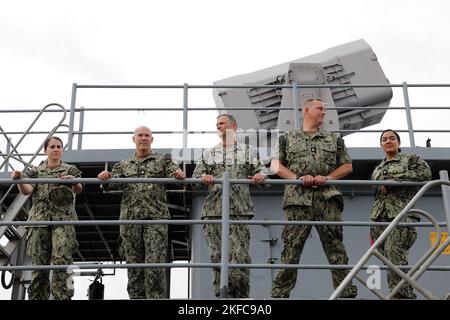 BALTIMORE (Sept 6, 2022) – Mitarbeiter des Naval Medical Research Center (NMRC) posieren für ein Gruppenbild an Bord des Docklandungsschiffs USS Carter Hall (LSD 50) während eines Schiffsbesuches. Während der Fahrt an Bord der Carter Hall trafen sich die NMRC-Mitarbeiter mit der Besatzung und erranden Erfahrungen aus erster Hand über den Schiffsbetrieb während des Transits nach Baltimore für die Maryland Fleet Week & Flyover Baltimore 2022. Stockfoto