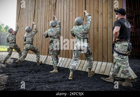 US-Soldaten üben das Sichern während eines Air Assault Course, der am 6. September 2022 im Camp Dodge in Johnston, Iowa, veranstaltet wird. Über 200 Soldaten und Luftwaffe nahmen an einem 12-tägigen Luftangriff der US-Armee in Camp Dodge Teil, der Dienstmitglieder bei Schleuderlastoperationen und Abseilen ausbildet. Kader vom Warrior Training Center der Army National Guard in Fort Benning, Georgia, reisten als mobiles Trainingsteam, um den Kurs zu unterrichten. Stockfoto