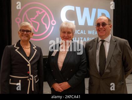 Deborah Rosenblum, stellvertretende Verteidigungsministerin für nukleare, chemische und biologische Verteidigungsprogramme (ASD(NCB)), nimmt am 6. Und 8. September 24. 2022 an der Internationalen Konferenz zur Entmilitarisierung chemischer Waffen (CWD) in London Teil, zusammen mit Frau R, Baroness Annabel Goldie, britische Staatsministerin im Verteidigungsministerium, Und Dr. Paul Hollinshead, Chief Executive von Dstl. Die CWD-Konferenz wird vom Defense Science and Technology Laboratory (Dstl), der Wissenschaft innerhalb der britischen Verteidigung und Sicherheit, im Namen des Verteidigungsministeriums organisiert, um die Zusammenarbeit und Zusammenarbeit bei der Erreichung eines zu fördern Stockfoto