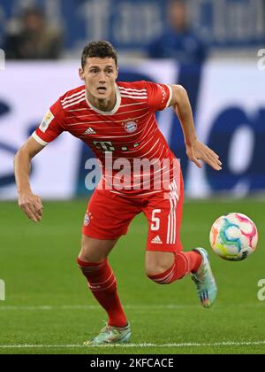 GELSENKIRCHEN - Benjamin Pavard vom FC Bayern München beim Bundesligaspiel zwischen FC Schalke 04 und FC Bayern MŸnchen in der Veltins-Arena am 12. November 2022 in Gelsenkirchen. AP | Niederländische Höhe | GERRIT VON KÖLN Stockfoto