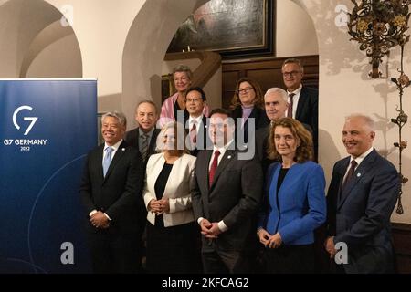 17. November 2022, Hessen, Oestrich-Winkel: Gruppenfoto von G7 Ministern mit John K. Tien (unterste Reihe l-r), US-Vizeminister für innere Sicherheit, Nancy Faeser, Bundesminister des Innern und der inneren Angelegenheiten, Marco Mendicino, Minister für öffentliche Sicherheit Kanadas, Matthew G. Olsen (unterste Reihe r) Des Justizministeriums, Ylva Johansson, EU-Kommissarin für Inneres (hintere Reihe l-r), Yoshimi Ogata, stellvertretender Leiter der Nationalen Polizeibehörde (Japan), Sonia Backes, Staatssekretärin im französischen Innenministerium, Jürgen Stock, Generalsekretär von Interpol. Auf der Tagung G7 Stockfoto