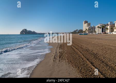 Peniscola Spanien Sandstrand Blick auf die Burg Costa del Azahar Stockfoto