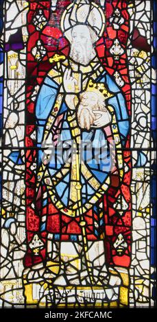 Buntglasplatte aus dem 15.. Jahrhundert mit St. Cuthbert, der den Kopf des heiligen Königs Oswald hält, York Minster, York, North Yorkshire Stockfoto