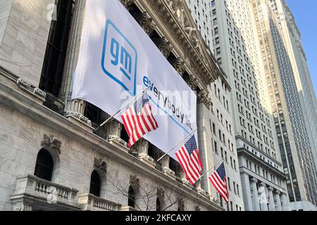 New York, Usa. 17.. November 2022. General Motors (GM) präsentiert am 17. November 2021 sein Portfolio an Elektrofahrzeugen (EV) vor der New Yorker Börse im Lower Manhattan in New York. Das Unternehmen sagte, es erwarte, dass die Gewinne aus seinen neuen Elektrofahrzeugen bis 2025 mit traditionellen Autos und Lkw mit Verbrennungsmotor in Einklang stehen werden. (Foto von Samuel Rigelhaupt/Sipa USA) Quelle: SIPA USA/Alamy Live News Stockfoto