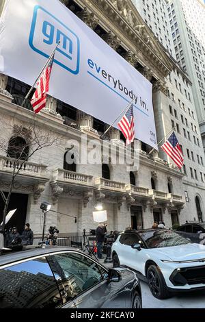 New York, Usa. 17.. November 2022. General Motors (GM) präsentiert am 17. November 2021 sein Portfolio an Elektrofahrzeugen (EV) vor der New Yorker Börse im Lower Manhattan in New York. Das Unternehmen sagte, es erwarte, dass die Gewinne aus seinen neuen Elektrofahrzeugen bis 2025 mit traditionellen Autos und Lkw mit Verbrennungsmotor in Einklang stehen werden. (Foto von Samuel Rigelhaupt/Sipa USA) Quelle: SIPA USA/Alamy Live News Stockfoto