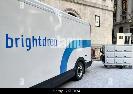 New York, Usa. 17.. November 2022. General Motors (GM) präsentiert am 17. November 2021 sein Portfolio an Elektrofahrzeugen (EV) vor der New Yorker Börse im Lower Manhattan in New York. Das Unternehmen sagte, es erwarte, dass die Gewinne aus seinen neuen Elektrofahrzeugen bis 2025 mit traditionellen Autos und Lkw mit Verbrennungsmotor in Einklang stehen werden. (Foto von Samuel Rigelhaupt/Sipa USA) BrightDrop vollelektrisches Liefersystem Quelle: SIPA USA/Alamy Live News Stockfoto