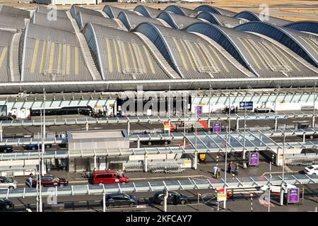London, England - 2022. August: Luftaufnahme der Abgabezone und des Eingangs zum Terminal 2, dem Queen's Terminal, am Flughafen London Heathrow Stockfoto
