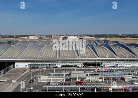 London, England - 2022. August: Luftaufnahme der Abgabezone und des Eingangs zum Terminal 2, dem Queen's Terminal, am Flughafen London Heathrow Stockfoto