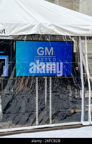 New York, Usa. 17.. November 2022. General Motors (GM) präsentiert am 17. November 2021 sein Portfolio an Elektrofahrzeugen (EV) vor der New Yorker Börse im Lower Manhattan in New York. Das Unternehmen sagte, es erwarte, dass die Gewinne aus seinen neuen Elektrofahrzeugen bis 2025 mit traditionellen Autos und Lkw mit Verbrennungsmotor in Einklang stehen werden. (Foto von Samuel Rigelhaupt/Sipa USA) Quelle: SIPA USA/Alamy Live News Stockfoto