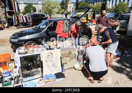 Lokal,Autoboot,Autoboot Verkauf,Vintage,Antiquitäten,Brokant,Kleidung,Kleidung,Einkaufen,Einzelhandel,Markt,vorgestaltet,ungewollt,Artikel,für,Verkauf,verkaufen,at,at,Saint-Flour, St Flour,Saint Flour,attraktiv,mittelalterlich,Dorf,ist eine,Kommune, im, Kantal, Department, in der, Auvergne, Region, Auvergne-Rhône-Alpes, Frankreich, in, Südmittelfrankreich, Rund 100 km südlich von Clermont-Ferrand. Nahe,A75,frei,Autoroute, Frankreich, Frankreich, Europa, Europa, die Stadt ist in zwei verschiedene Teile unterteilt - eine obere Stadt, die auf einer felsigen Klippe über dem Fluss liegt, und eine untere Stadt. Stockfoto