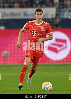 GELSENKIRCHEN - Benjamin Pavard vom FC Bayern München beim Bundesligaspiel zwischen FC Schalke 04 und FC Bayern MŸnchen in der Veltins-Arena am 12. November 2022 in Gelsenkirchen. AP | Niederländische Höhe | GERRIT VON KÖLN Stockfoto