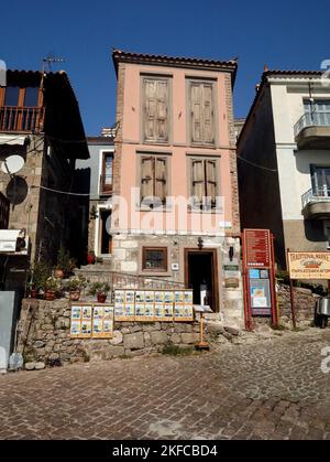 Lesbos - traditionelles Haus und Kopfsteinpflasterstraße, Molyvos-Stadt (Mithymna). Oktober 2022. Herbst Stockfoto