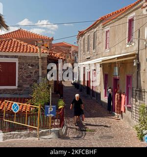 Molyvos alte gepflasterte Seitenstraßen und Gassen und eine ältere Frau in Schwarz. Lesbos Views Oktober 2022. Herbst Stockfoto